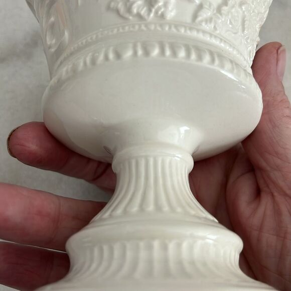 Lefton Renaissance Cherubs Grape Vines Raised On this Elegant Vase - Picture 4 of 6